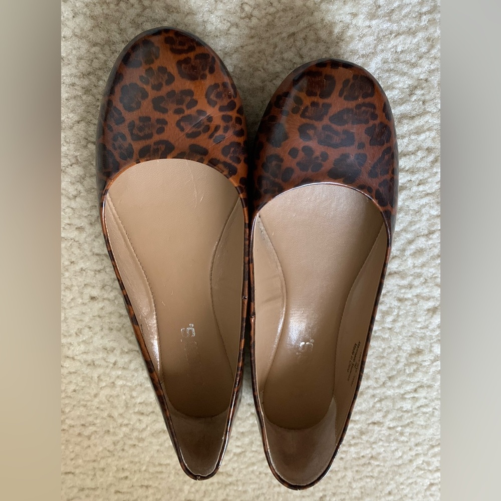 Chicos Sz 7 Leopard Flats.  lots of life & bottom threads on these.